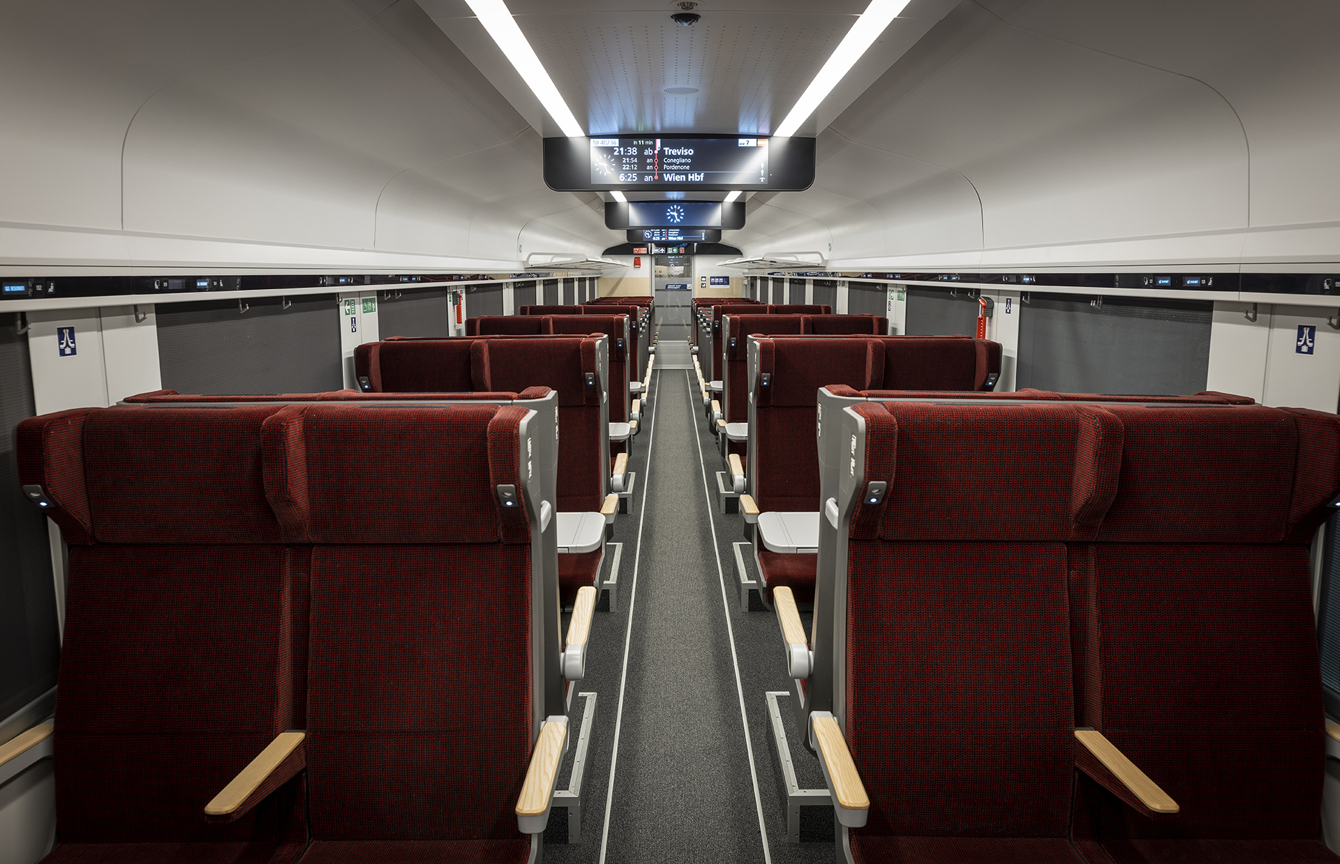 Interior moderno y acogedor de una cabina doble en un tren nocturno europeo